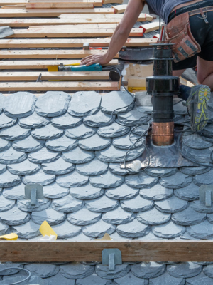 Réalisation de rénovation de toiture ancienne selon un style artisanal